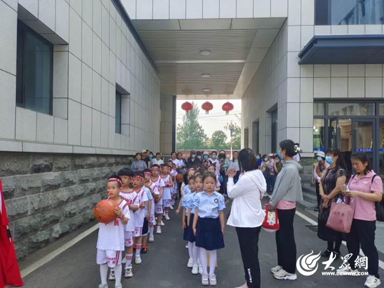 滕州:龍泉街道中心幼兒園與龍泉派出所共建共育活動