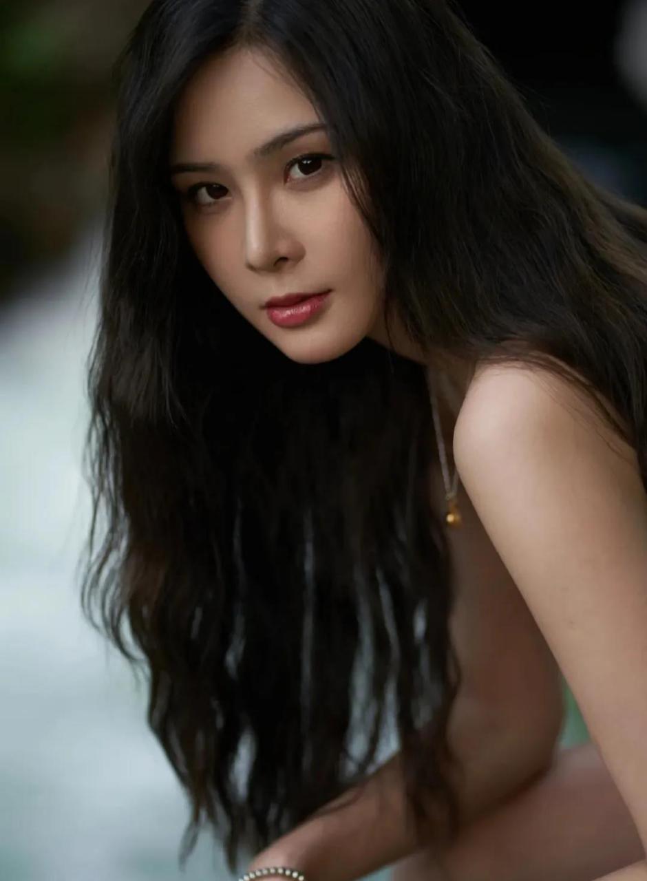 汪小菲前女友张颖颖换造型了 ,肤色看着十分健康,还带有些野性,而且