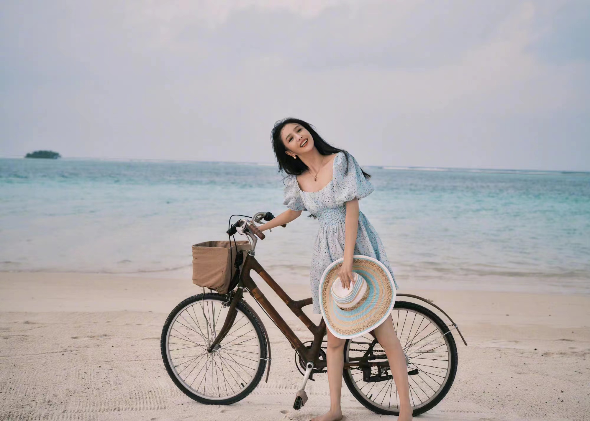 佟丽娅过年海边度假,穿一条泡泡袖连衣裙,甜美又减龄!