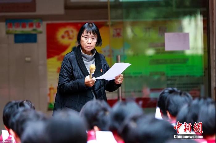 这个时代的楷模,她以一人之力筹建了一所免费的女子中学,张老师呕心