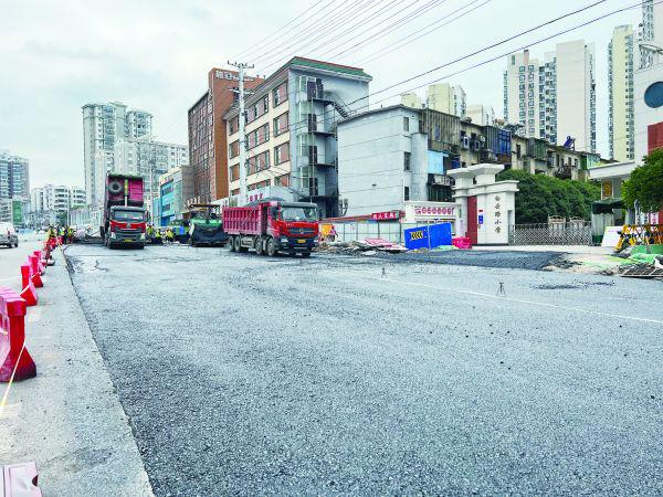 白云路小学门前350米路段进行刷黑