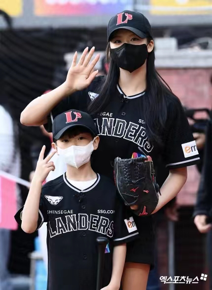 前足球选手李同国女儿-在诗晒照展现完美身材