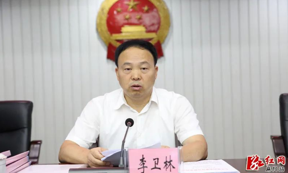 李卫林主持召开县委常委会扩大会议