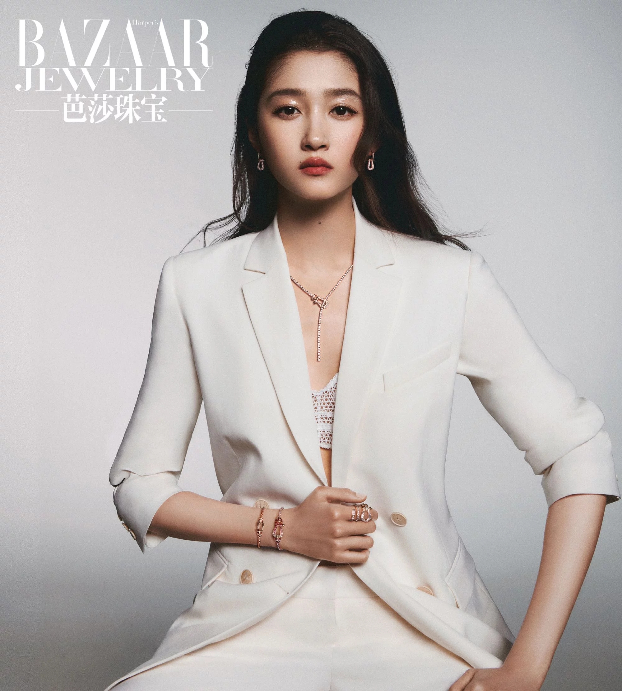 关晓彤性感大突破,西服穿搭尽显美感