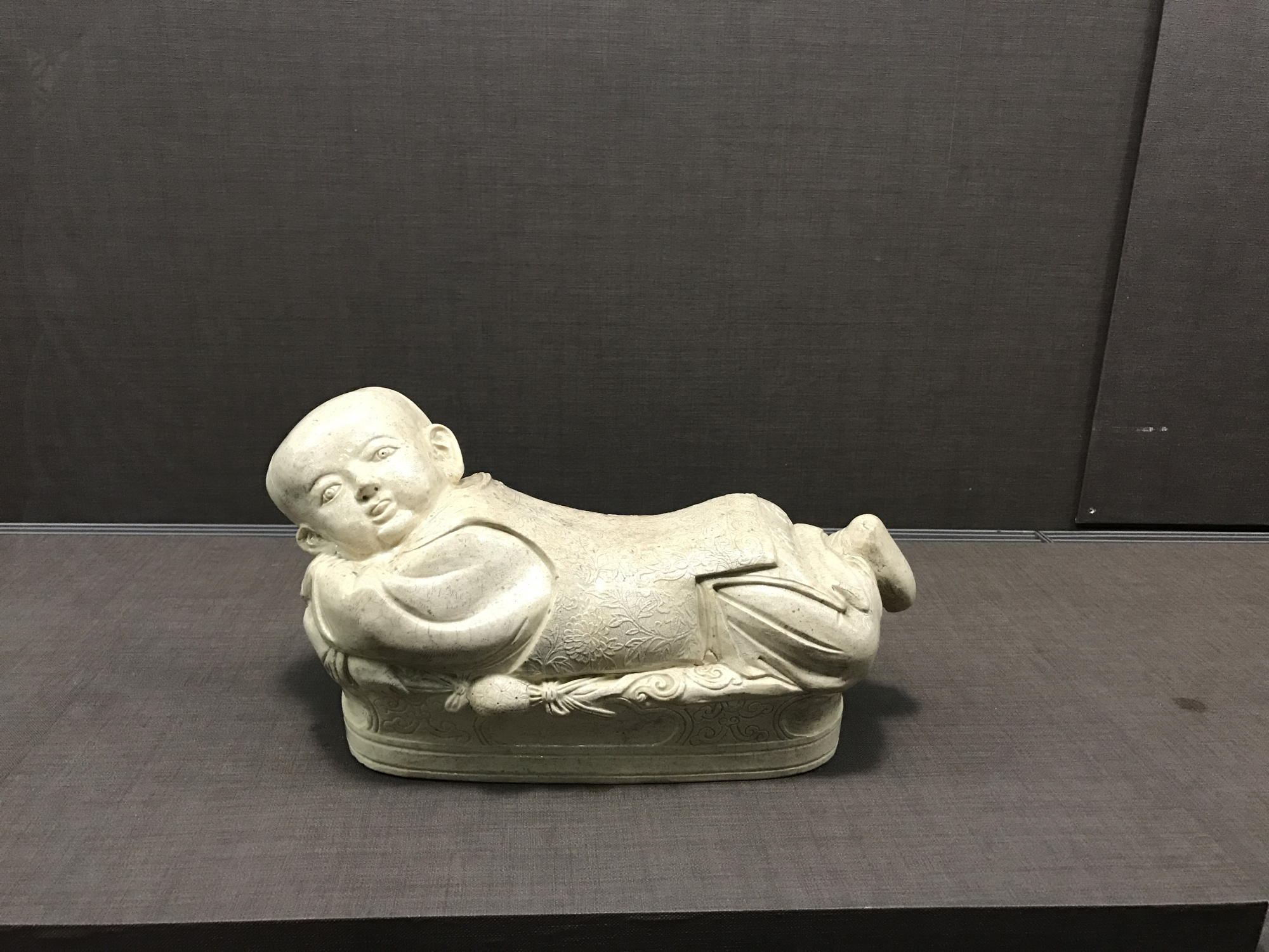 看见文物|北宋定窑国宝之白瓷婴儿枕