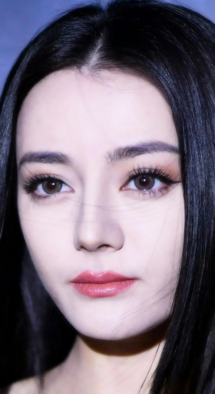 皮肤细腻得像假的,五官立体感太强,像个洋娃娃.有人认为动画已经完成.