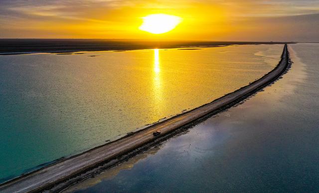 青海:315国道通过双色湖