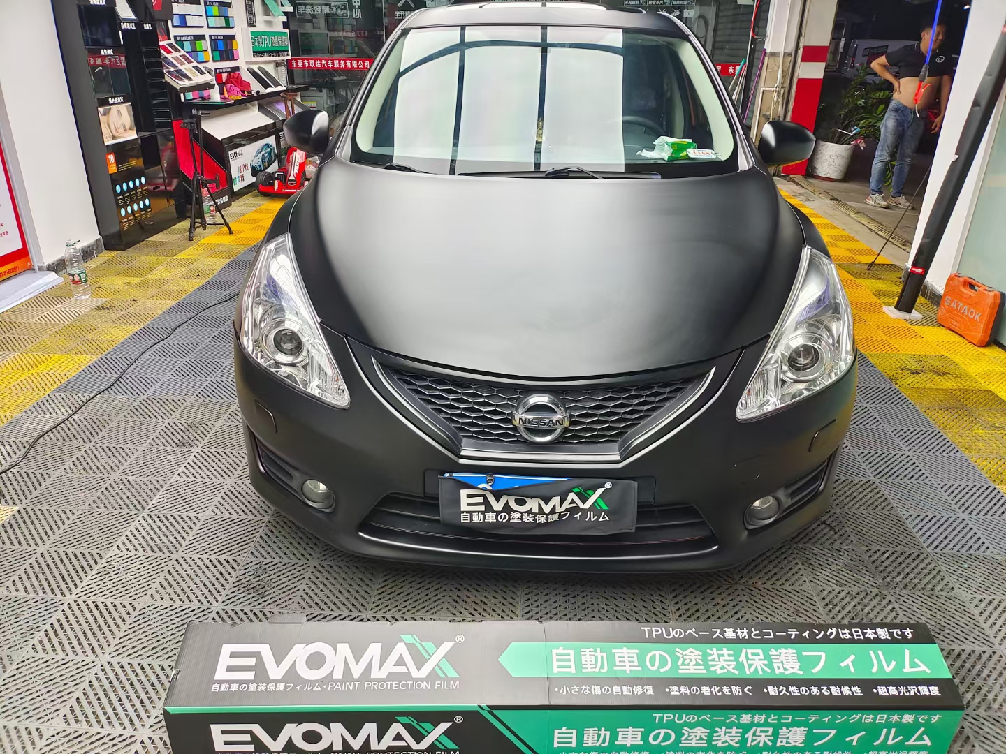 日产骐达红变哑光黑evomax易膜改色膜,完美蜕变