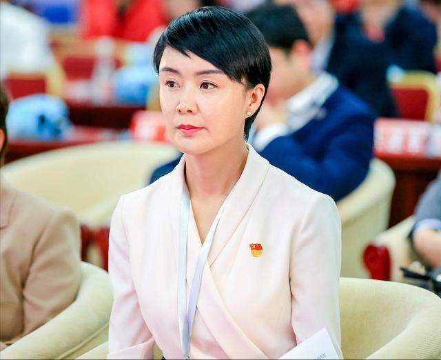 新疆最美女县长:坚守家乡23年,骑马走红,涨粉50万,拒绝当网红