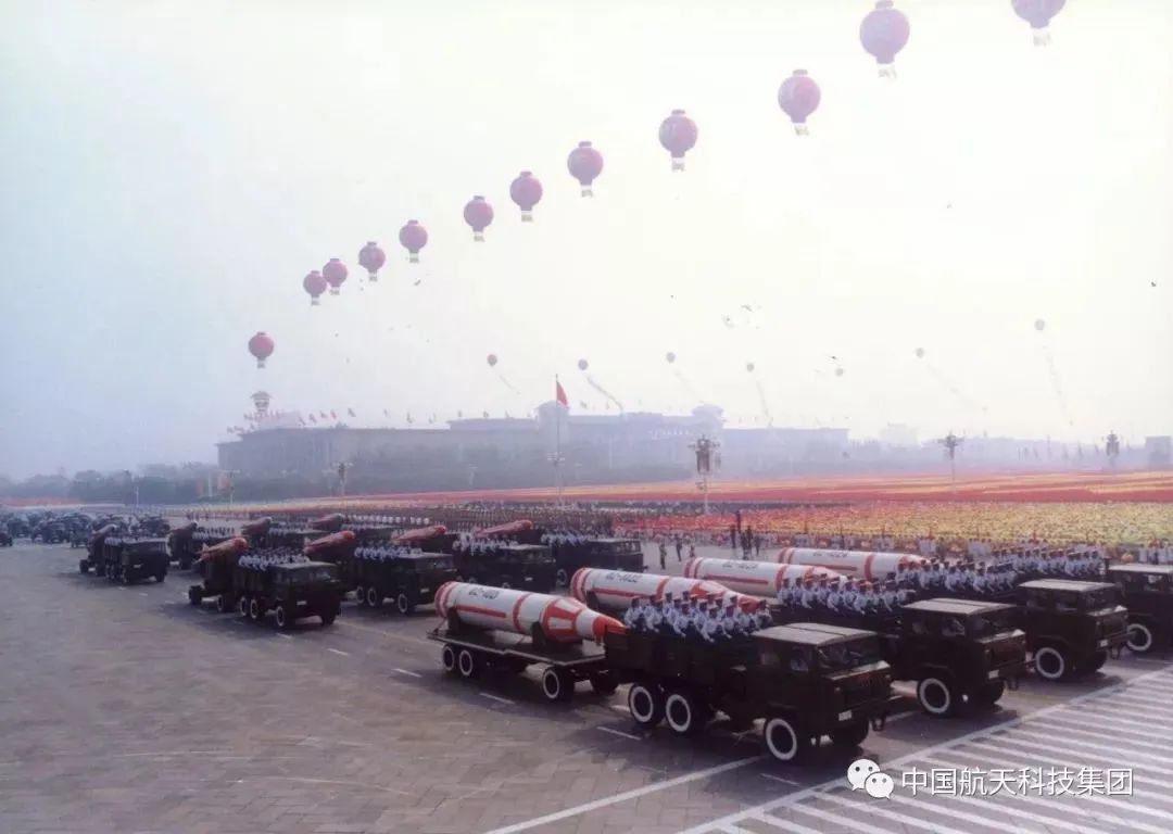 地导弹海鹰2号岸防导弹紧随海军导弹方队之后的是空军地对空导弹方队