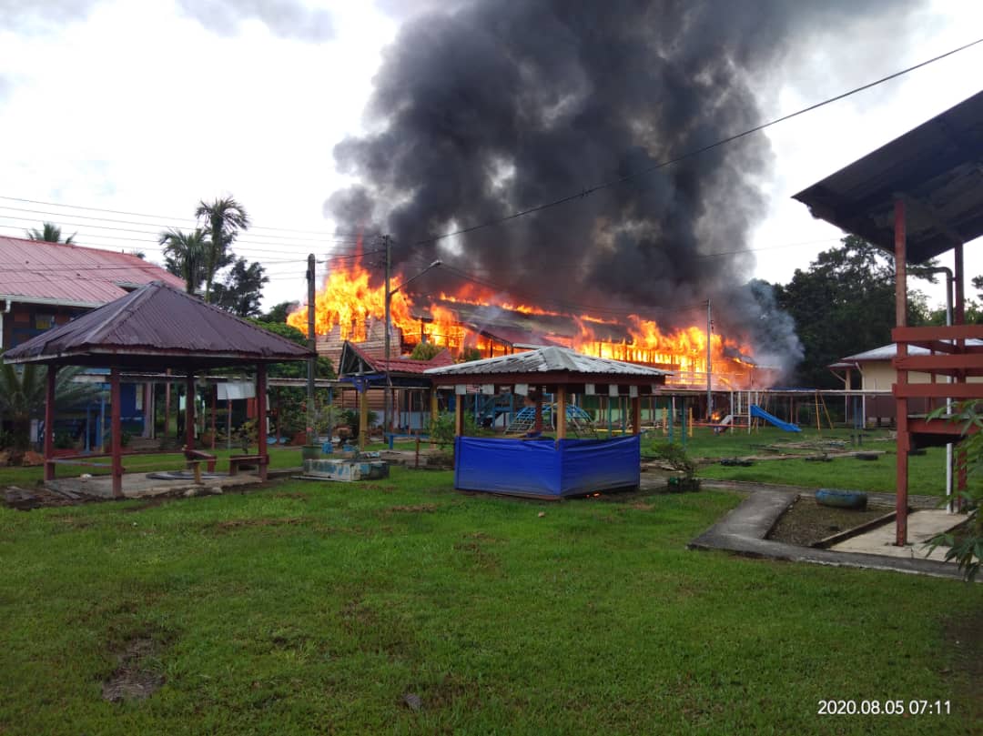 马来西亚民都鲁市一学生宿舍今晨起火 未造成人员伤亡