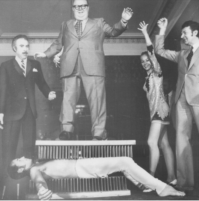 睡钉床的物理原理