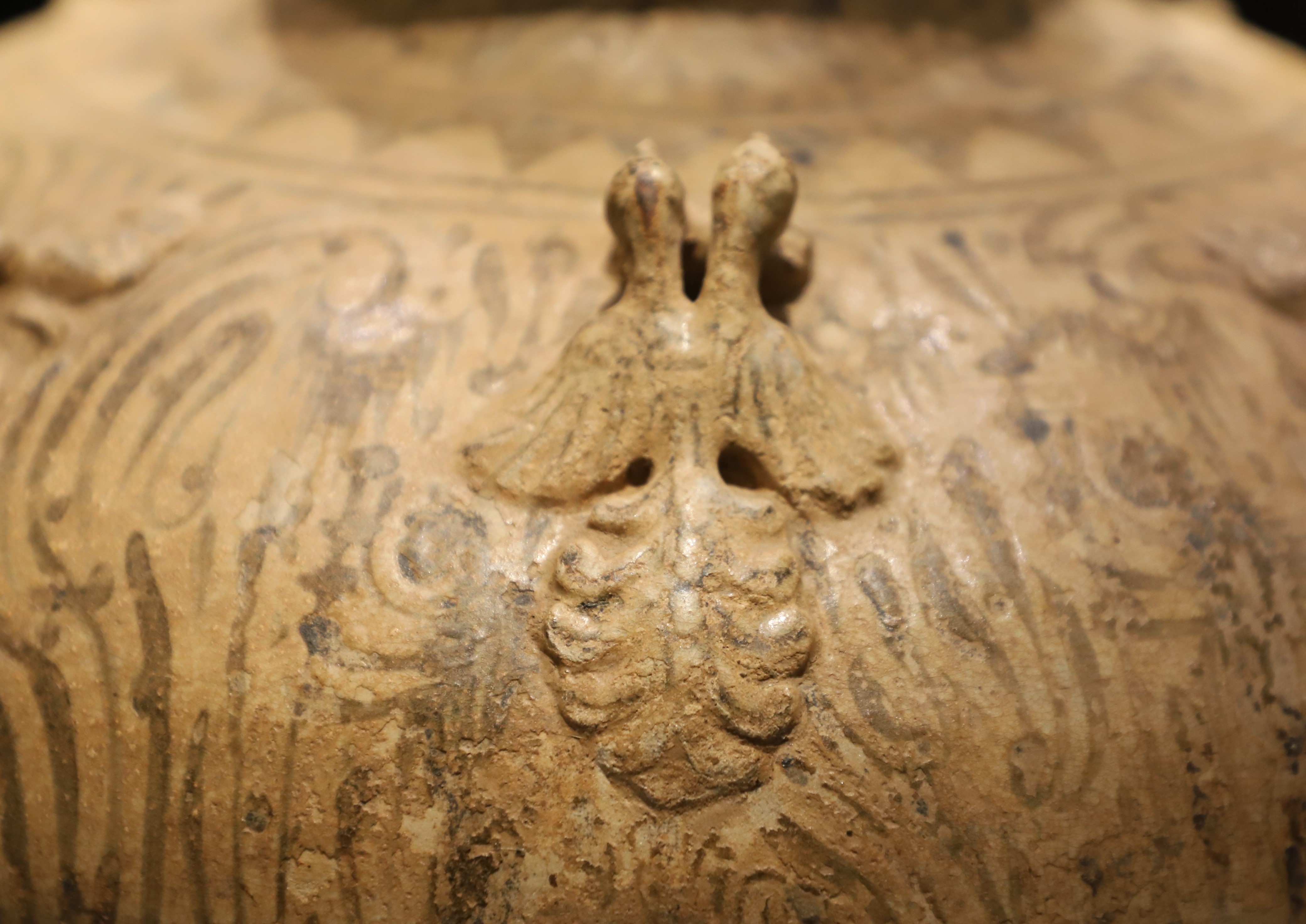 禁止出境文物之"青瓷釉下彩羽人纹盘口壶"