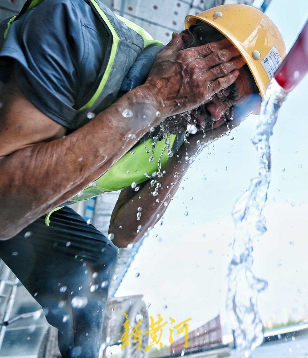 高温"烤验"下的建筑工人 用汗水"筑"就城市之美
