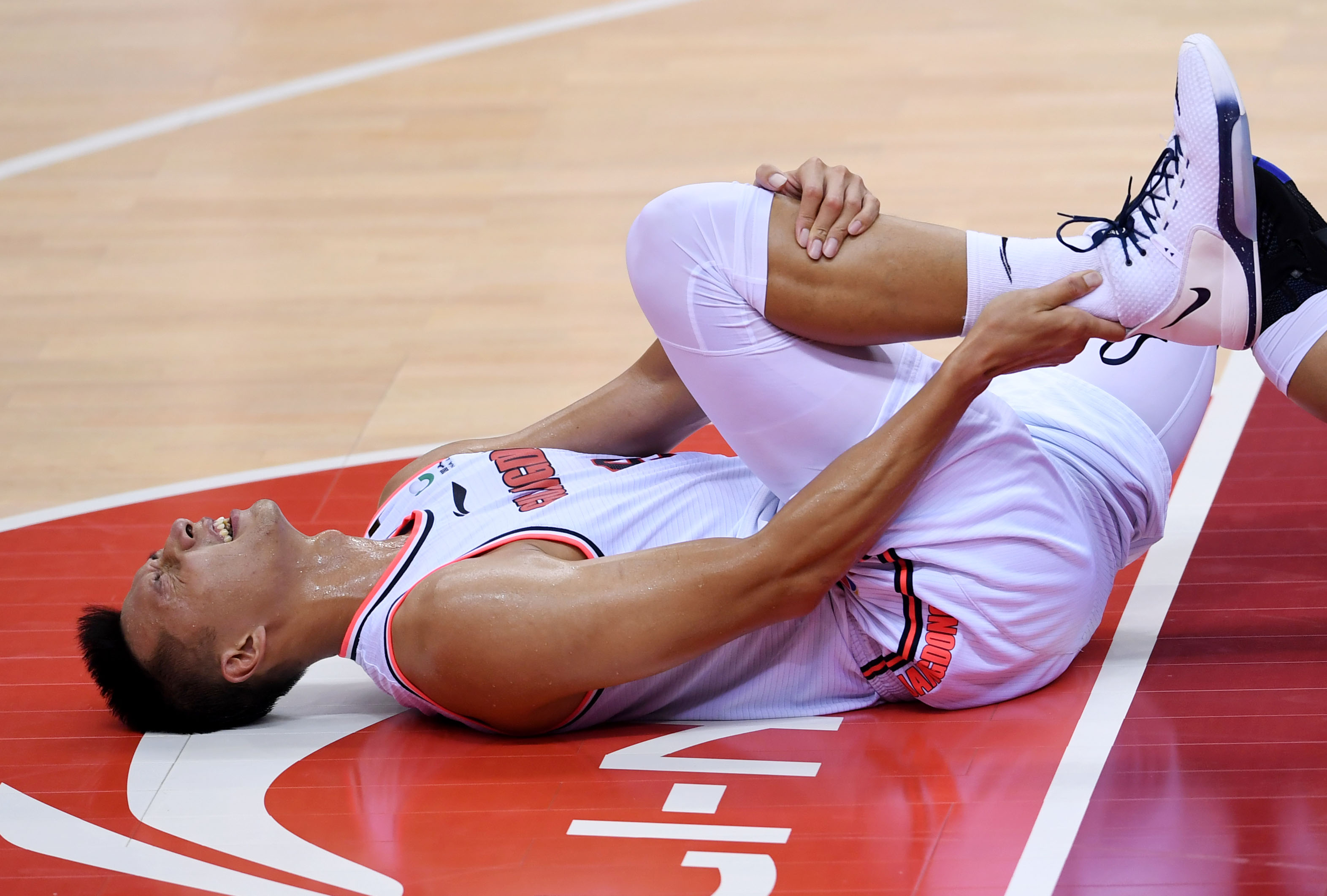 篮球|cba总决赛第三场:易建联受伤