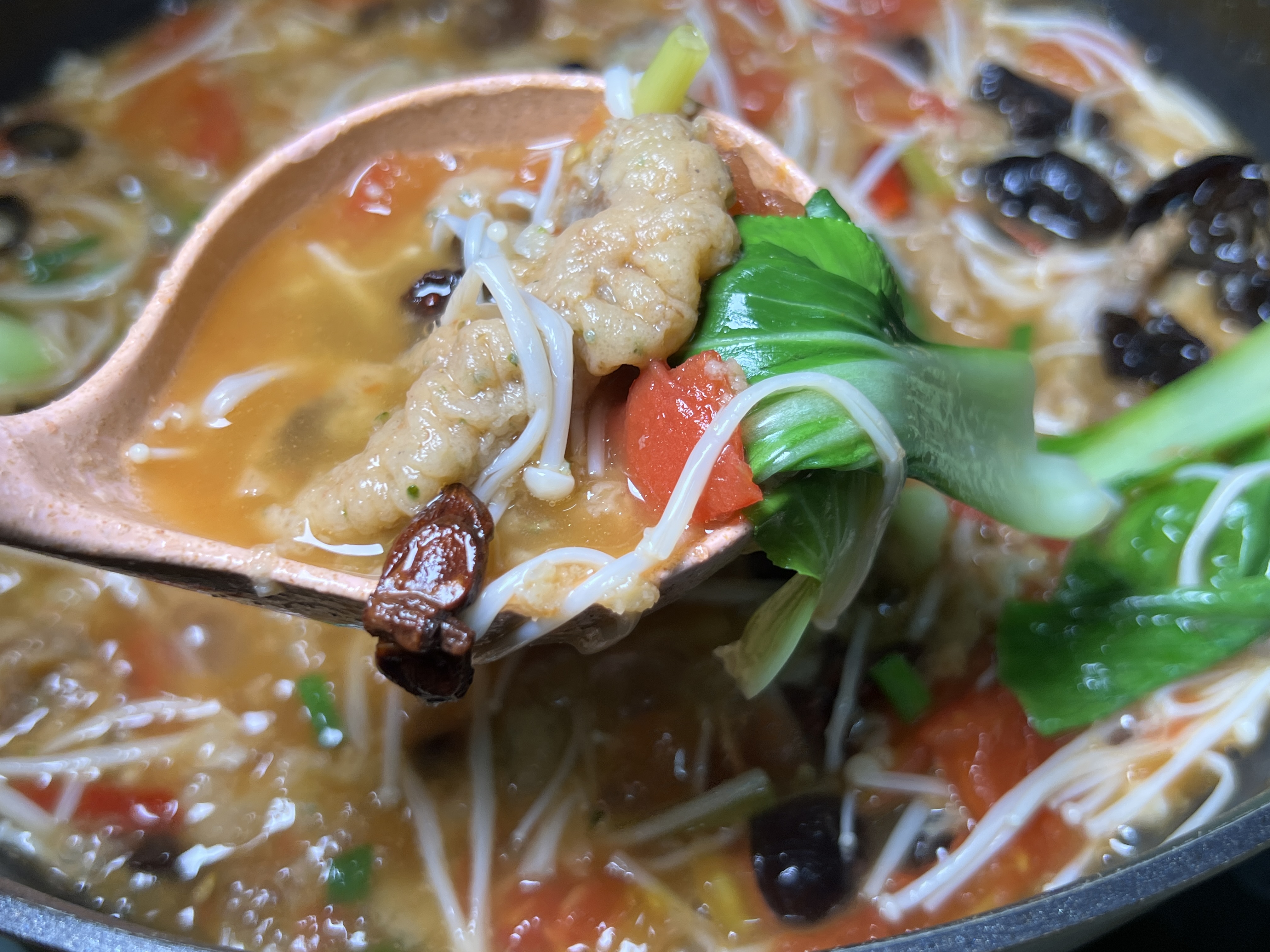 俩西红柿,一盘小酥肉,做美味的番茄小酥肉,汤浓料足,开胃解腻