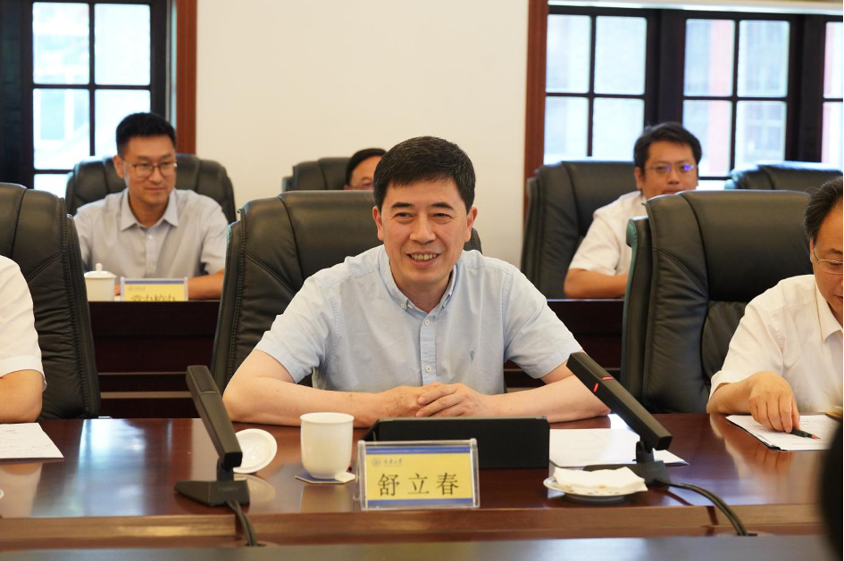 重庆市人民医院党委书记黄莹院长张华一行来校交流座谈