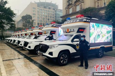 把诉讼服务"装上车" 重庆法院首批"车载便民法庭"车辆交付