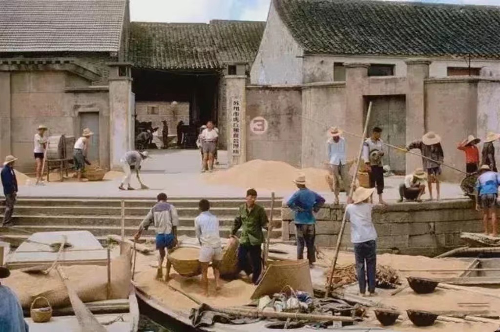 这是一张80年代农民朋友们在交公粮的老照片