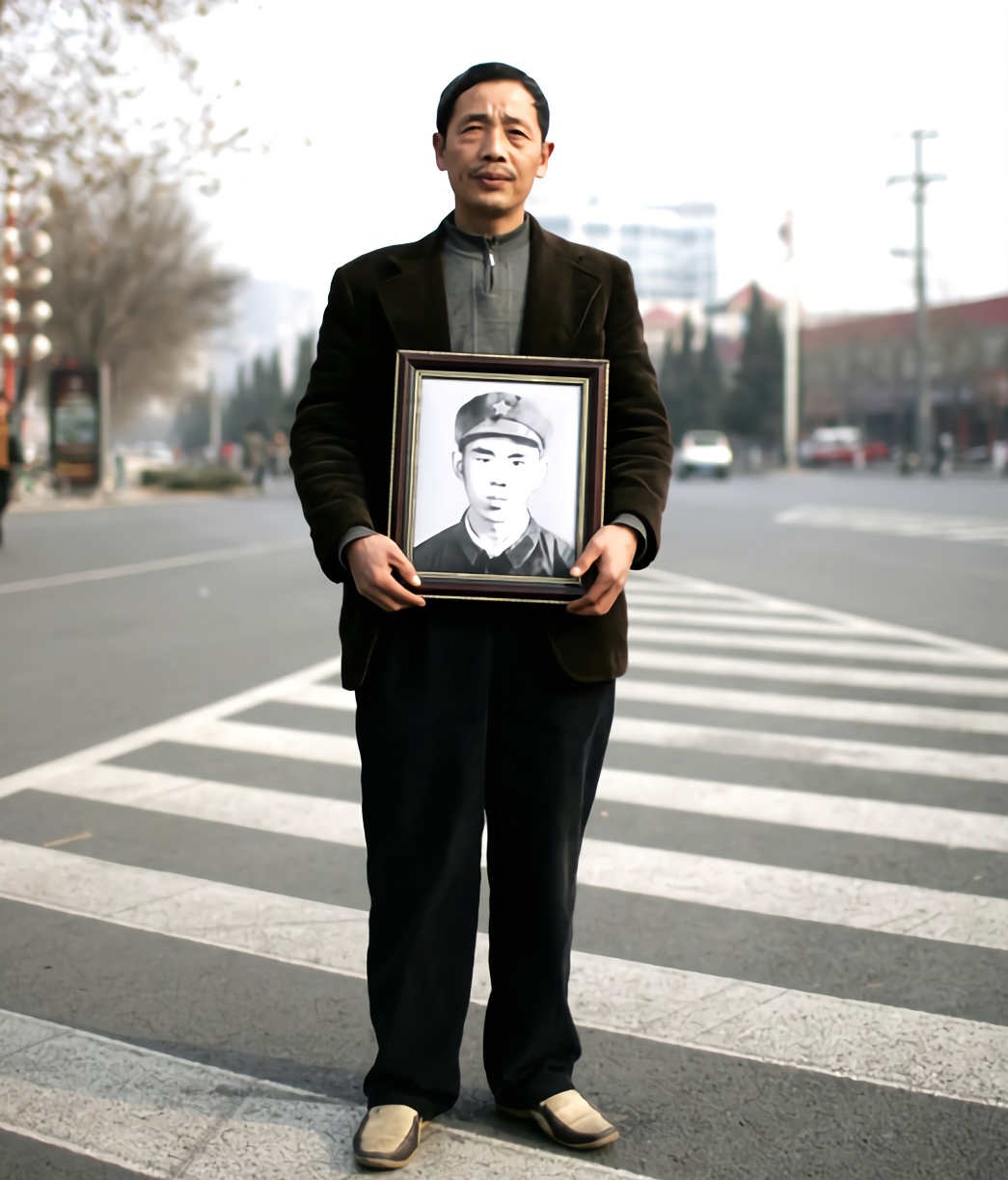 为了一句承诺,老兵苦寻30年,乔装越过边境,带回一捧土告慰英灵