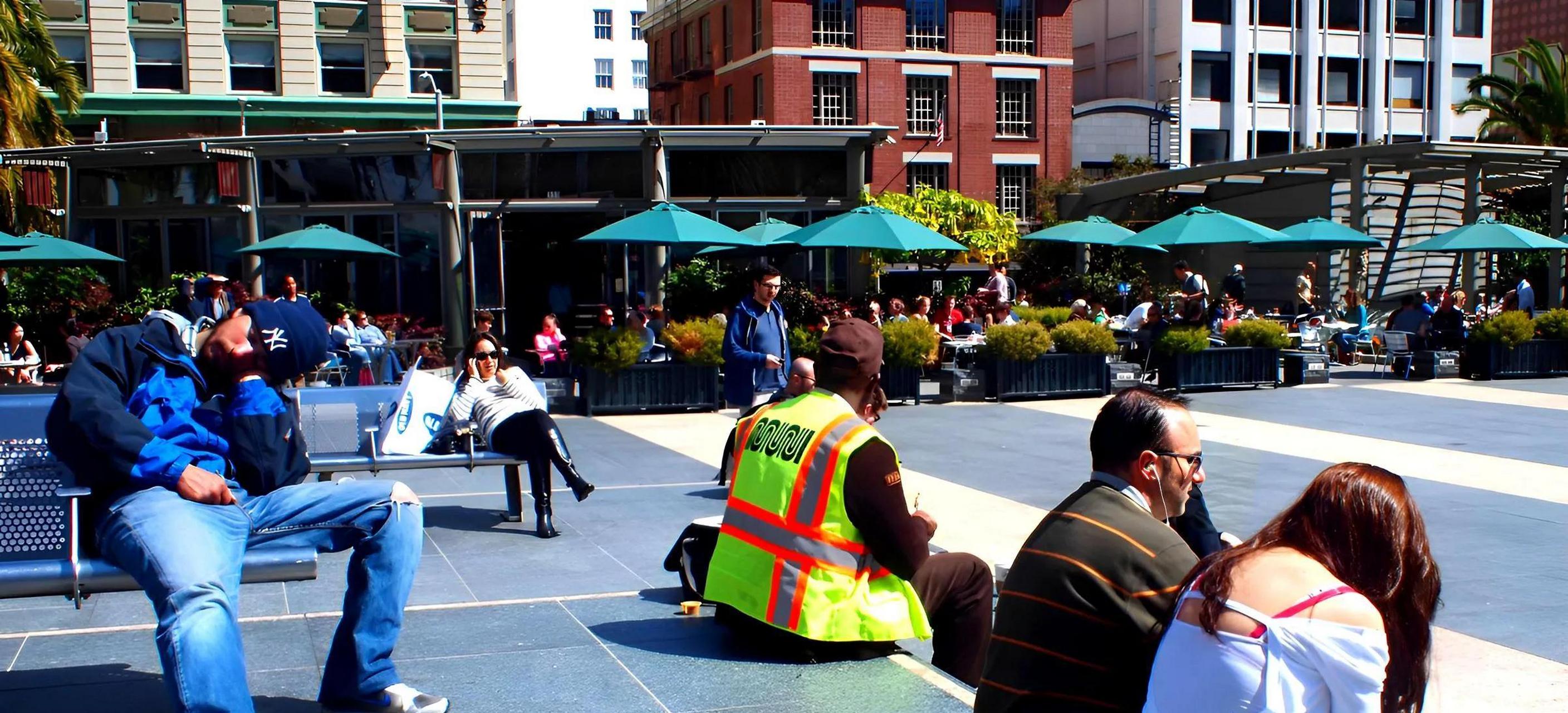 她得意洋洋地说:"在美国,月薪4000美元已经算不错了.一条牛仔裤只要5.