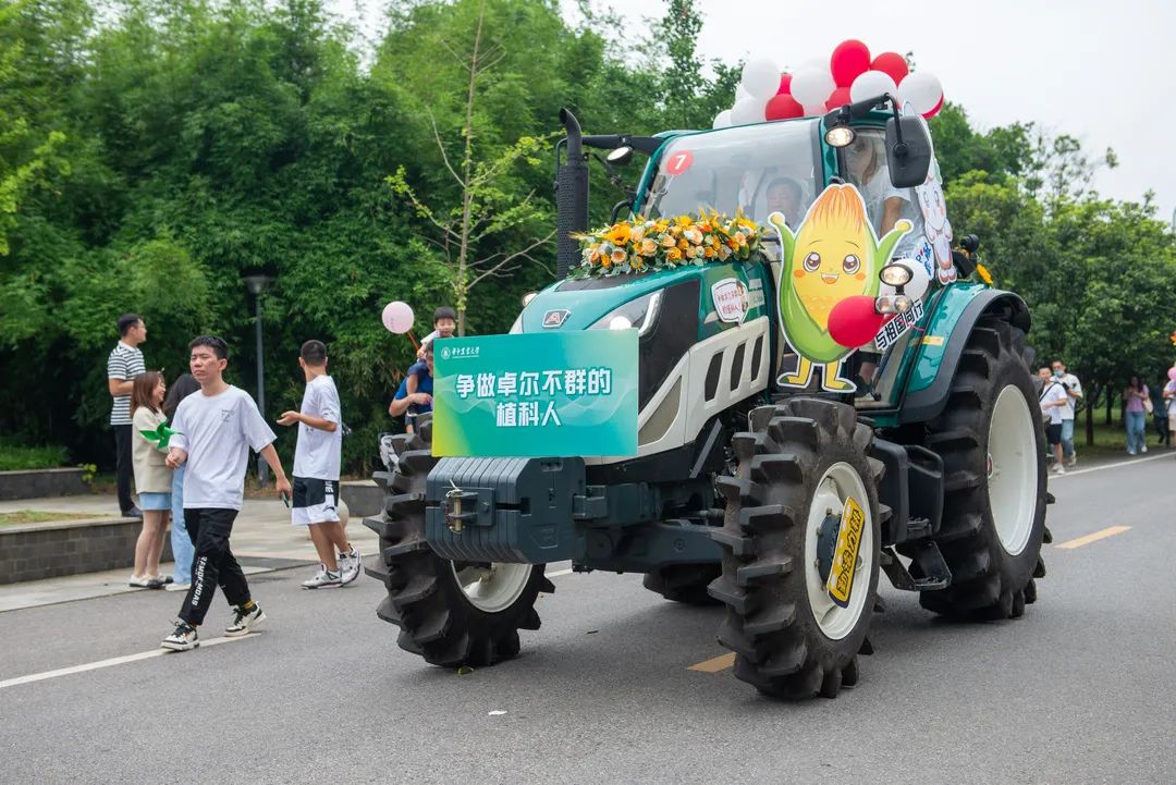 太猛了!高校毕业巡游,他们开着拖拉机来了