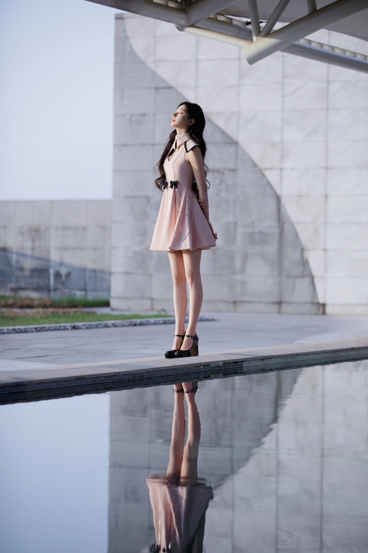 美丽新高度 孔雪儿粉色连身短裙搭配黑色高跟鞋 完美诠释少女韵味