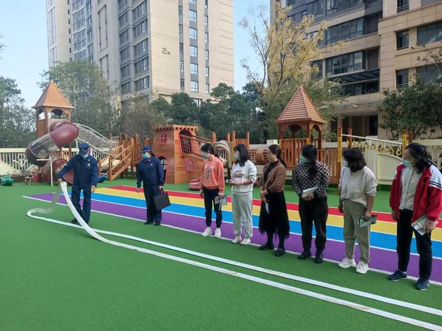 湖北襄阳:消防员走进幼儿园,开展消防安全培训