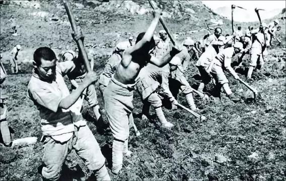 52年是副兵团级,55年评中将最后授大校,嫌丢脸拒绝参加授衔仪式