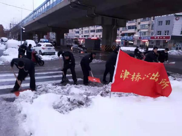 党旗引领战雪情 警徽闪耀保畅通