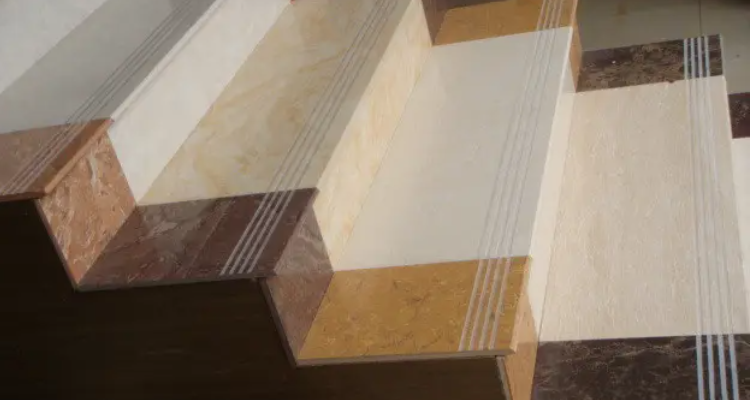 楼梯踏步贴瓷砖是从上往下贴还是从下往上贴