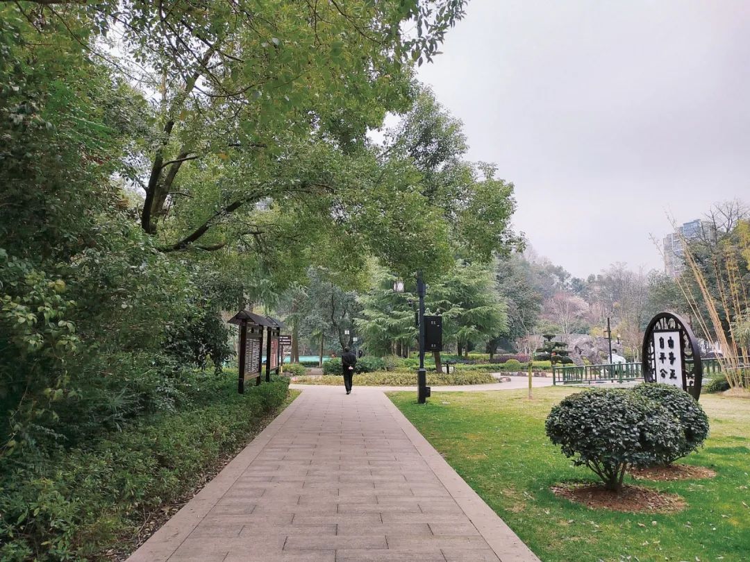 "如果有时间,可以去公园西南处的象鼻山王陵游览区了解这段历史,不过