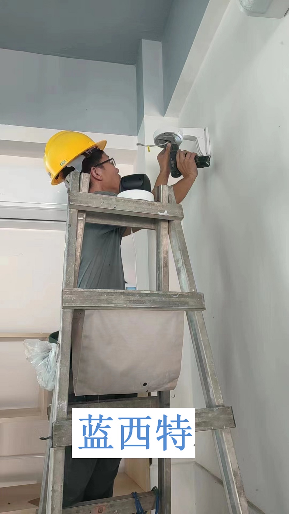 沙井这边的学校安装监控摄像头的公司,松岗上门安装摄像头的人