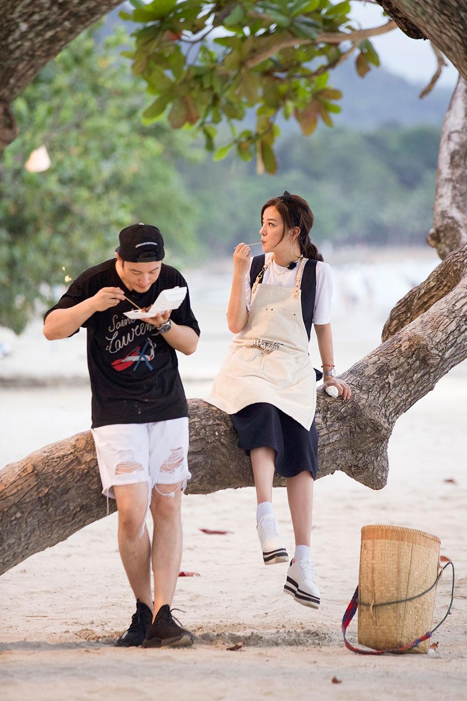 离婚一年,angelababy携前夫黄晓明一起上热搜