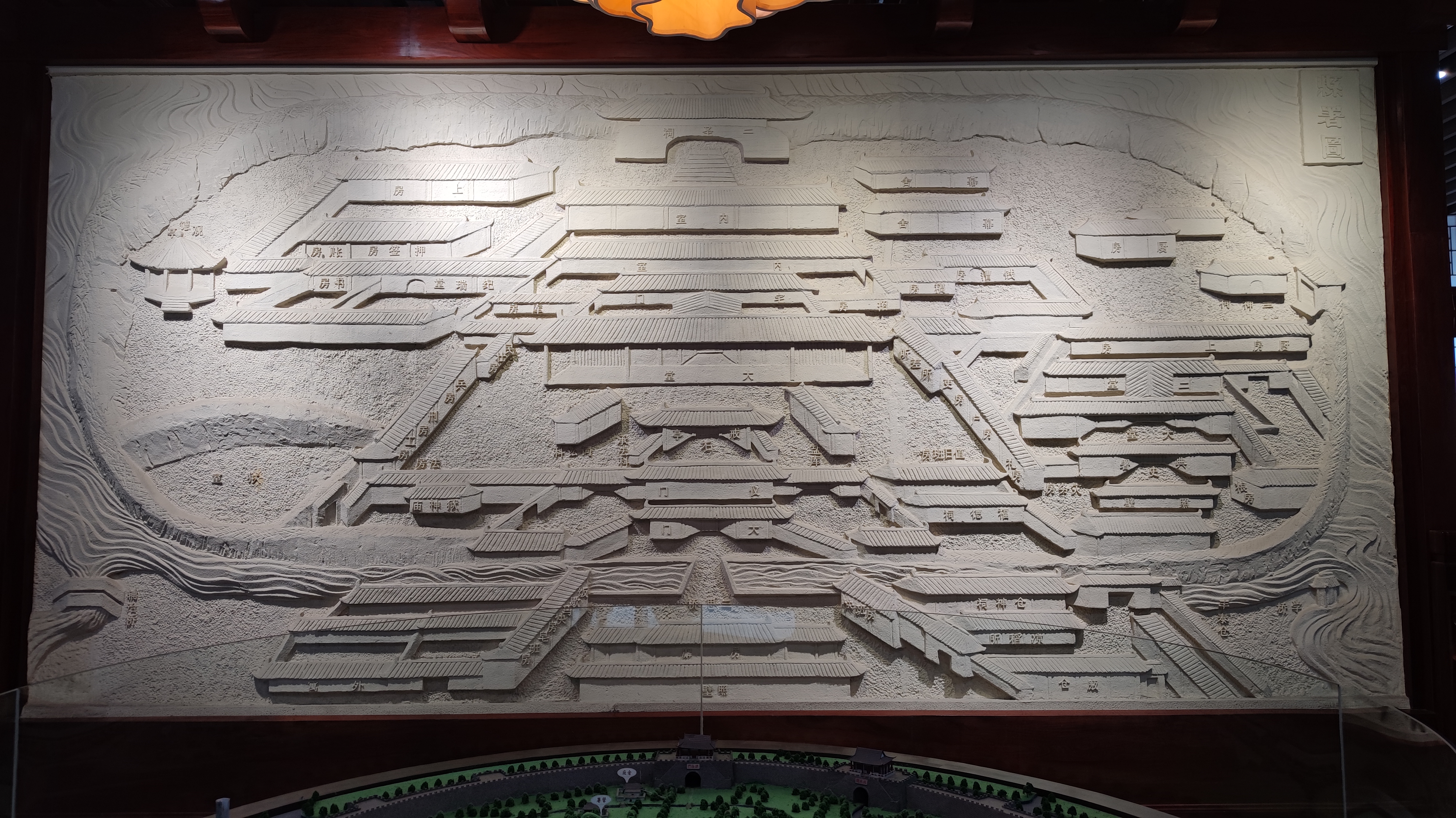 泰兴文化博览中心,它由博物馆,名人馆和规划馆组成,号称三馆