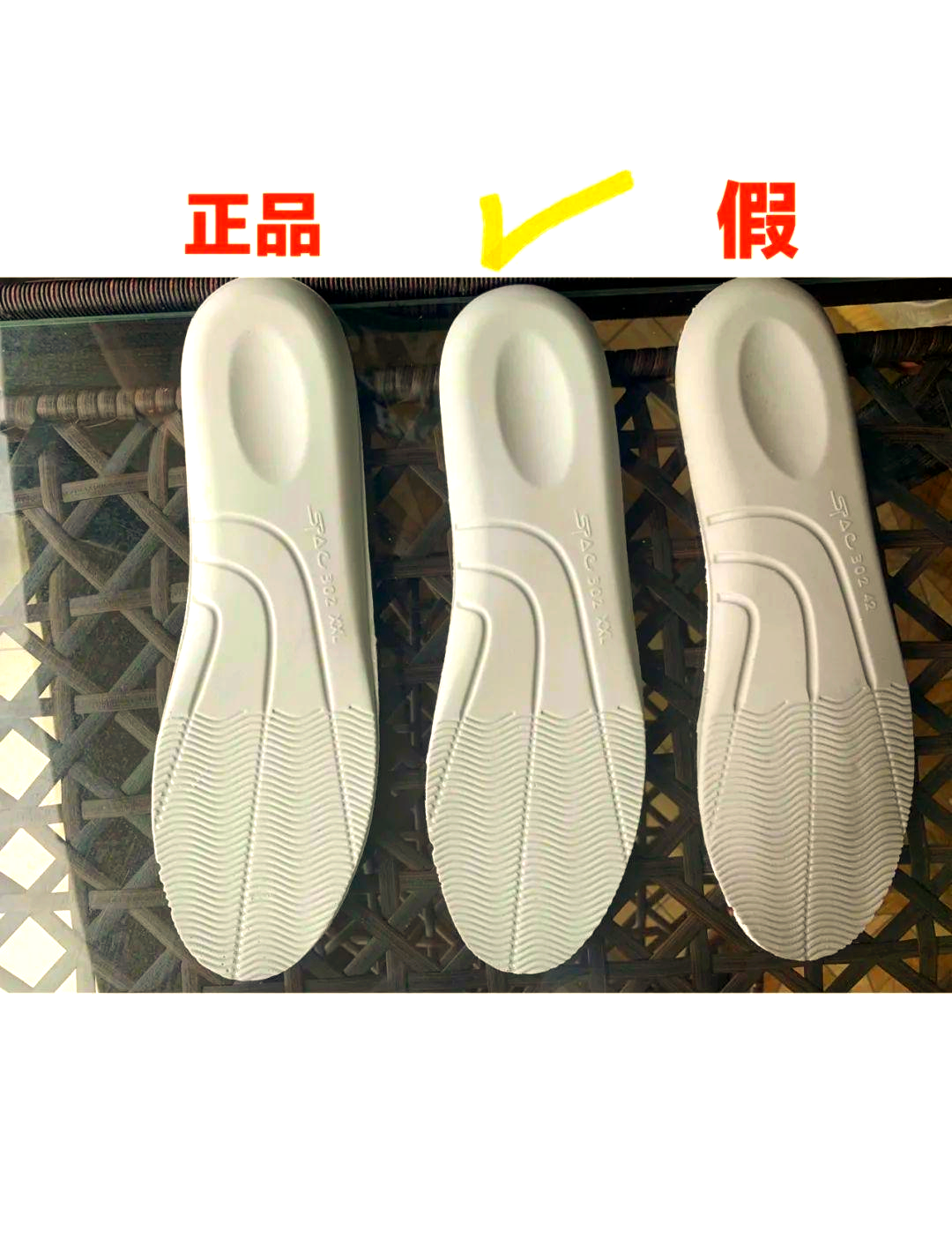 正品麦昆小白鞋的鞋垫,以其浅灰色的乳胶材质,为穿着者带来舒适与实用