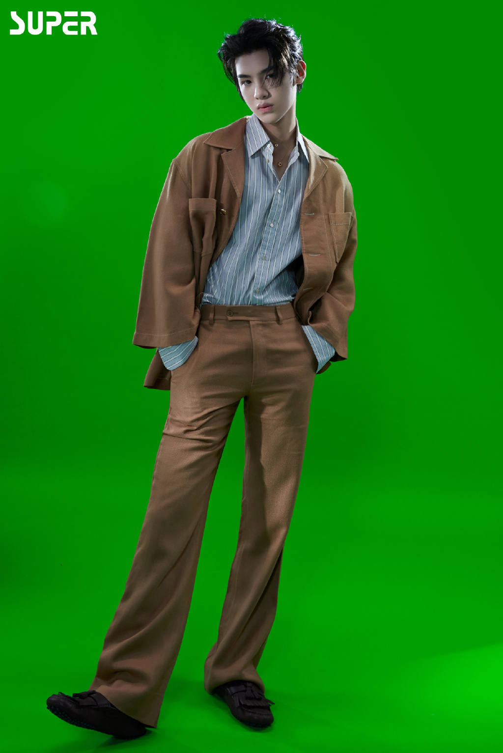 「消息」黄明昊解锁《super世界青年》十月刊封面 帅气湿发大片,开启