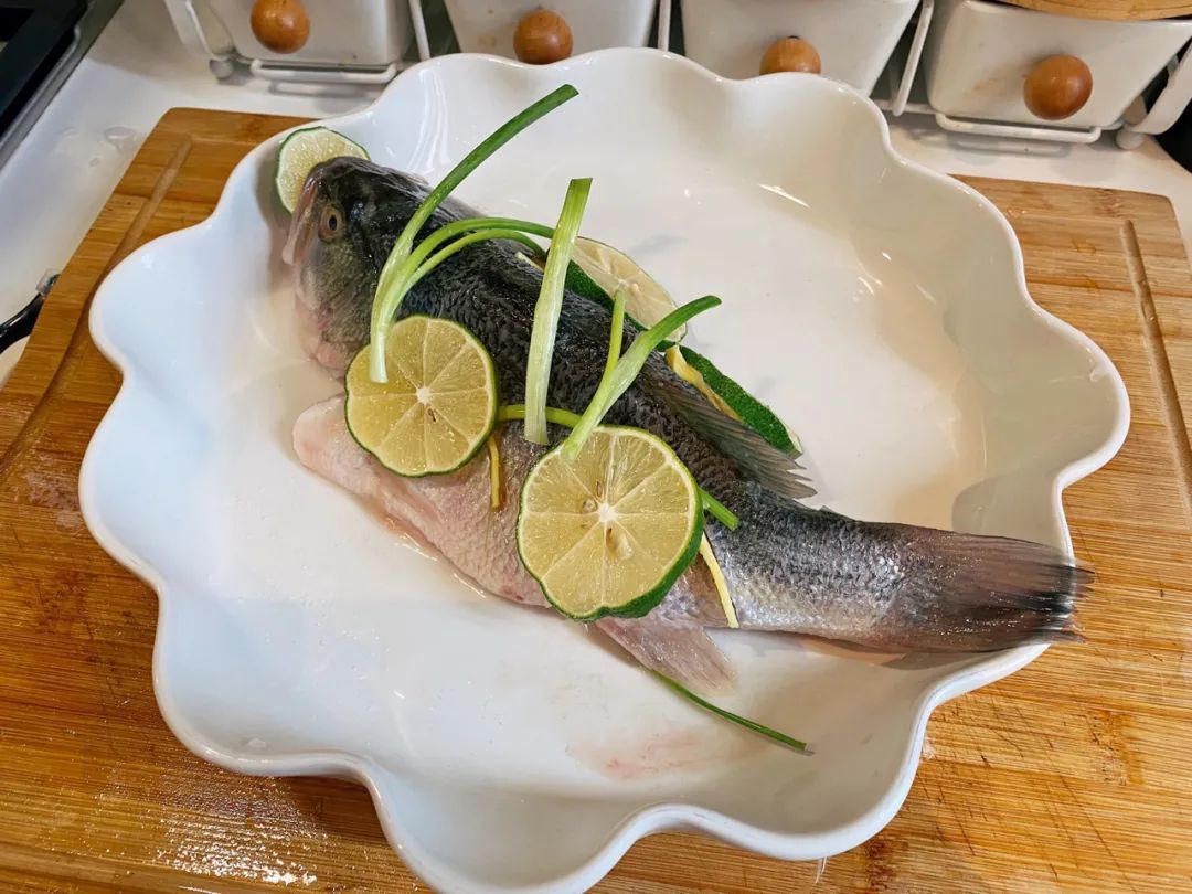 「美食diy」泰式青柠蒸鲈鱼,酸辣鲜香,操作简单在家里也能做