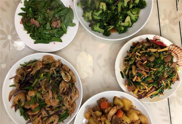 放假闺蜜来家里玩,老公下厨招待,一桌菜上桌比在饭店吃还解馋!