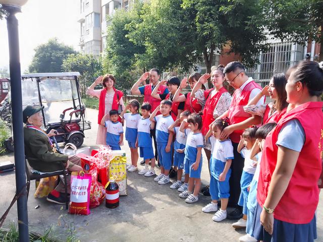 送禮品送祝福 彭山雲堡幼兒園黨支部組織志願者慰問三名抗戰老戰士