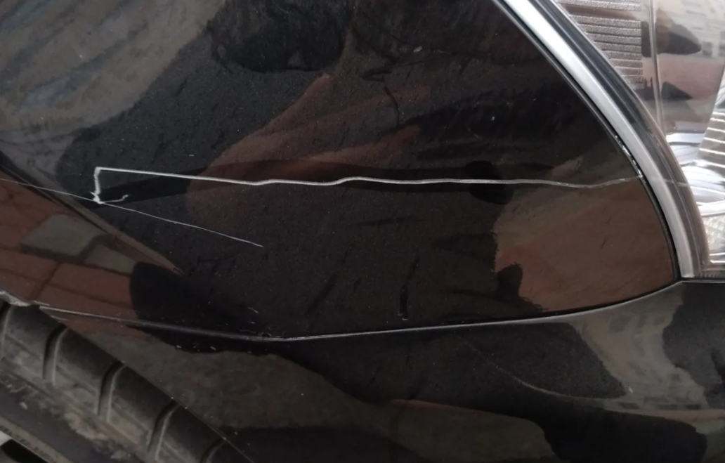 修补汽车划痕有什么小技巧?小划痕可自己修补,严重需去维修店