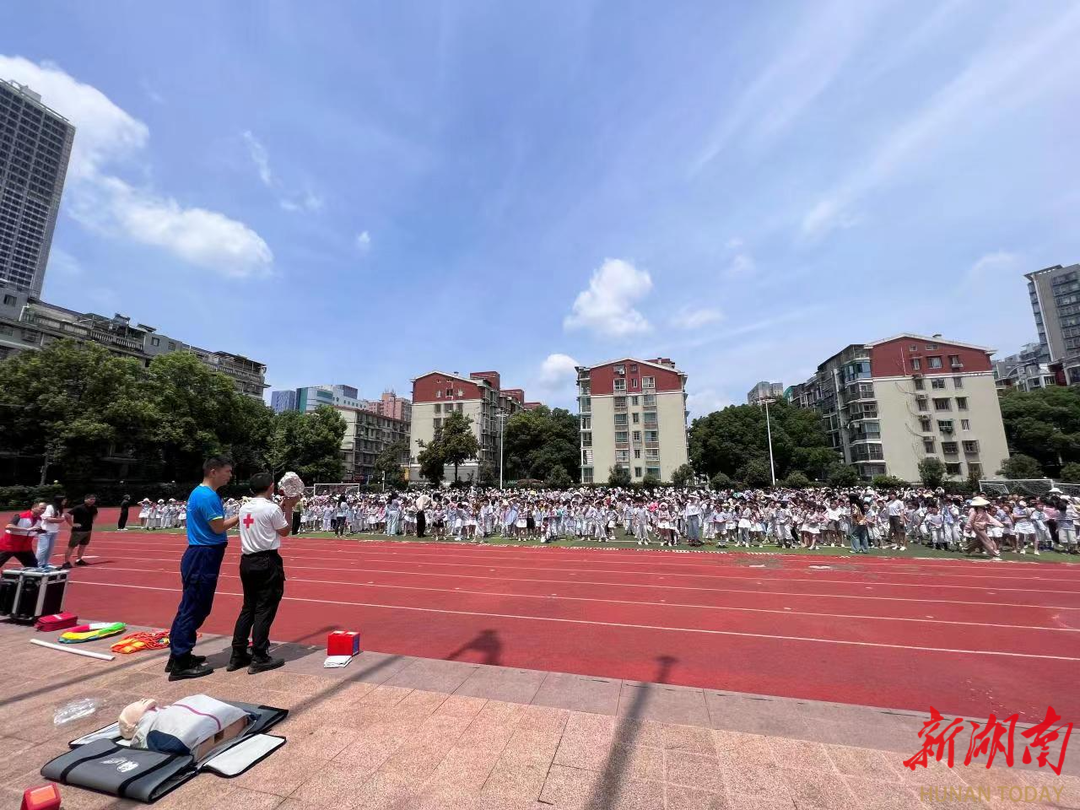 长沙市芙蓉区育才双新小学开展火灾逃生疏散体验活动