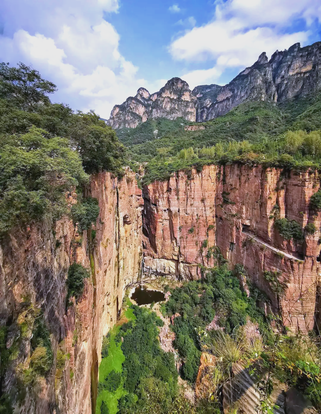 山西管涔山惊现多处"悬空村",寺庙与房屋建在悬崖峭壁,还有冰火共存
