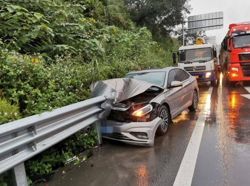 引发高速公路车祸的原因,是速度过快的多,还是龟速行驶的多?