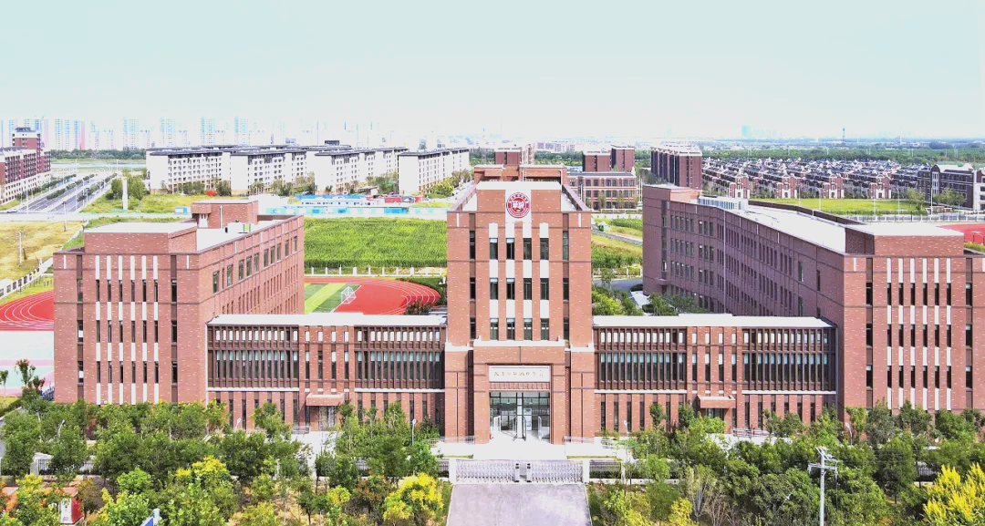 华诚中学:未来名校的摇篮坐落于天津市西青区精武镇的华诚中学,自2021