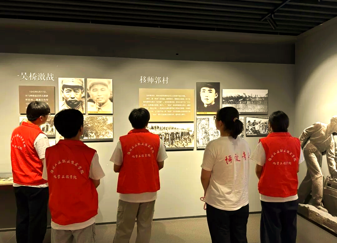 在郭村保卫战纪念馆,青年志愿者追寻红色记忆践行使命