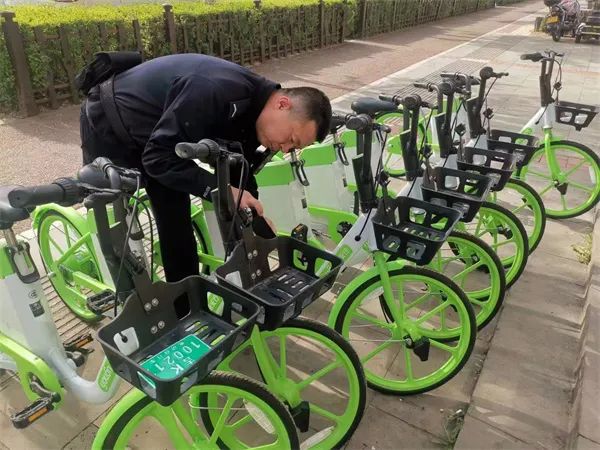 长白山车管所为共享电动自行车上牌 | 服务群众