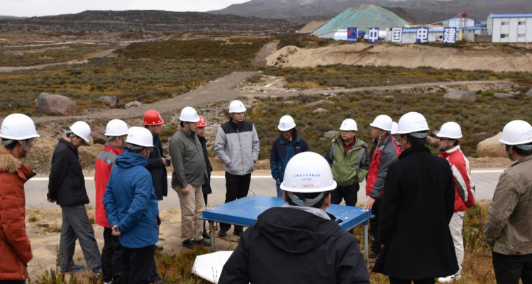 白头盔在工地干什么的