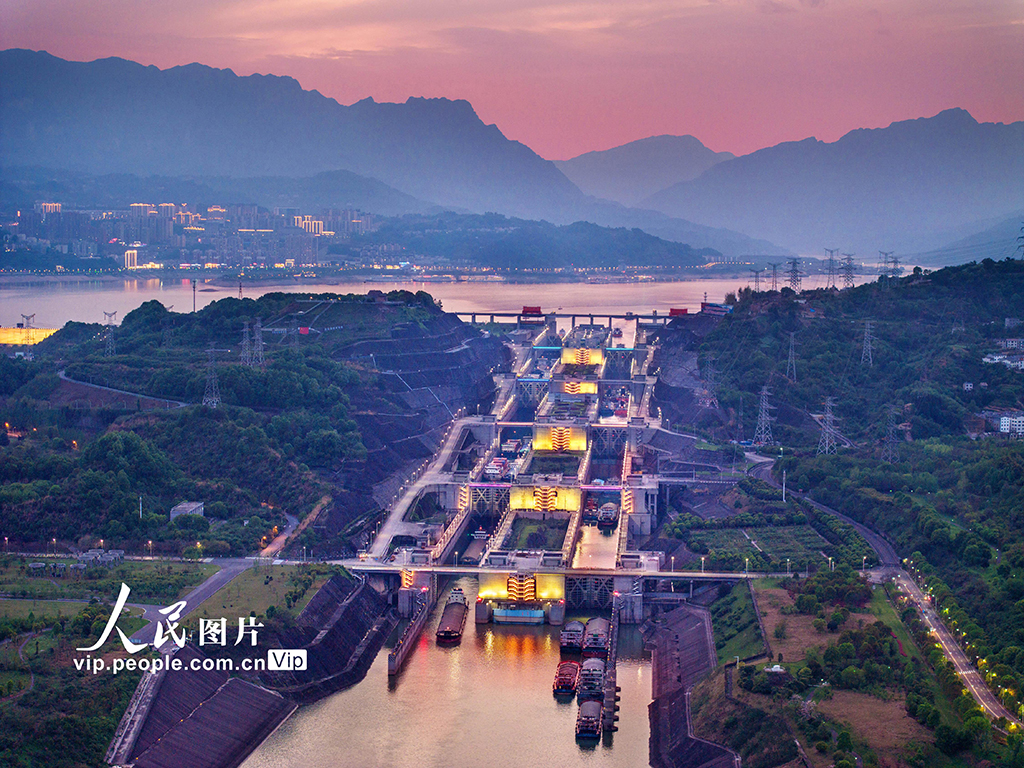 湖北宜昌:三峡船闸通航忙