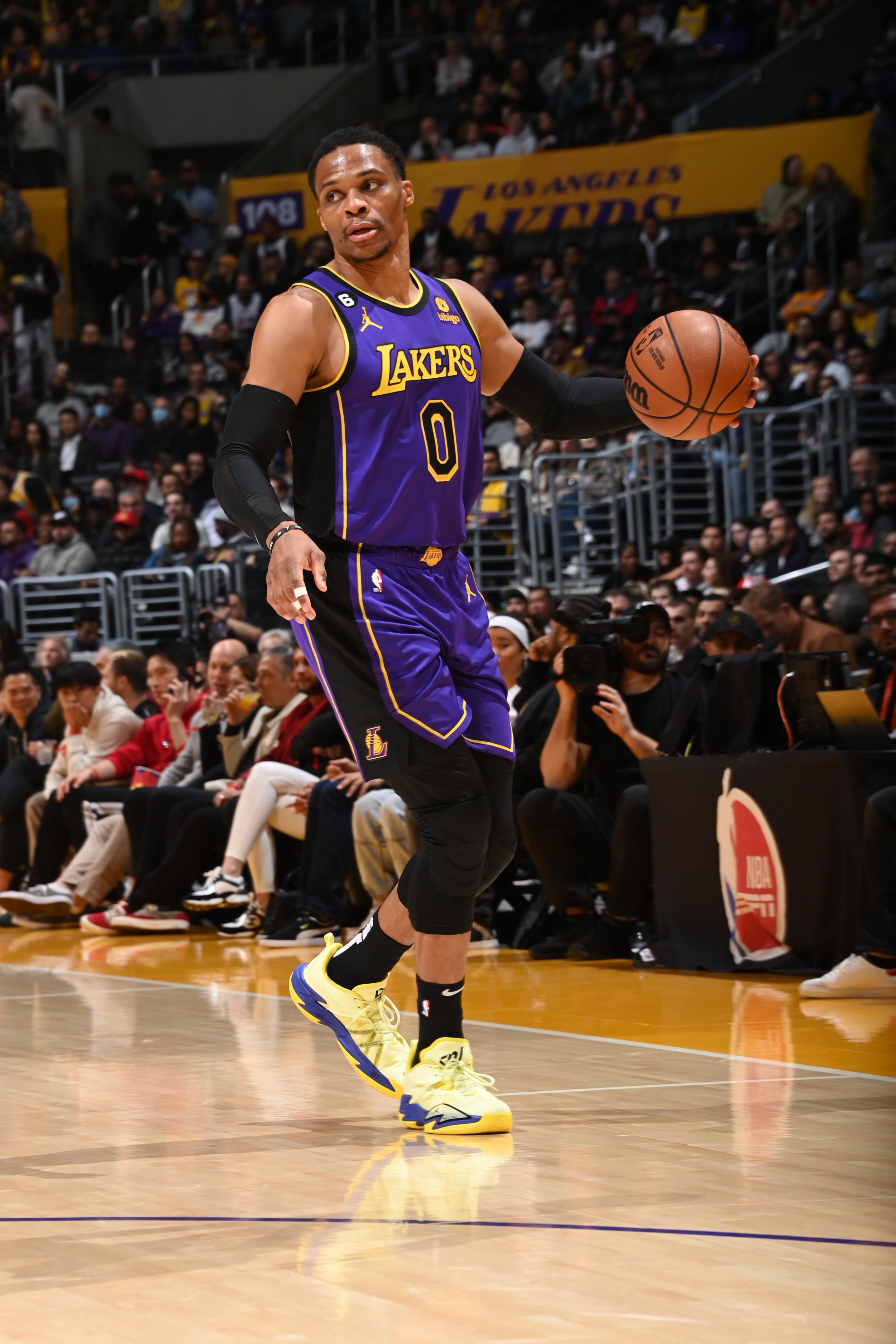 詹皇34 8尽力了,湖人惜败倒数第2!威少17 7,施罗德错失绝杀3分